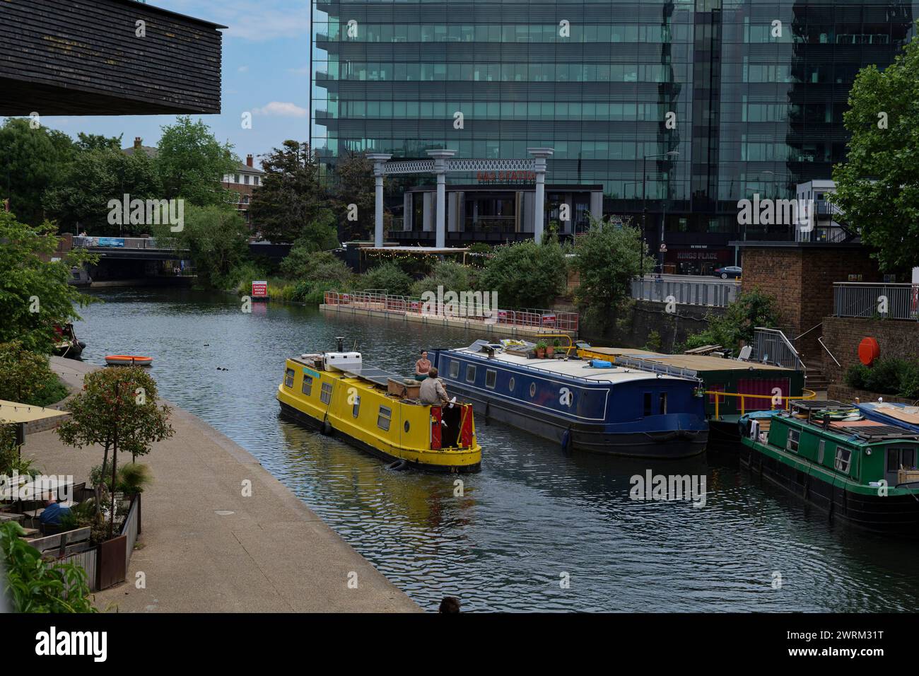 Londres - 06 03 2022 : la péniche jaune navigue le long du Regent's canal Banque D'Images