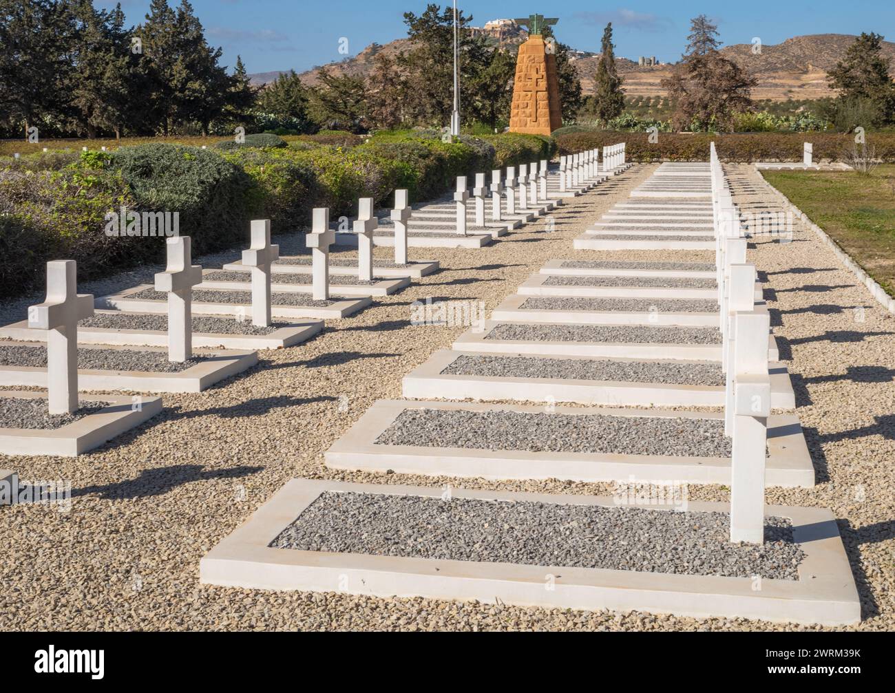 Rangées de tombes blanches avec pierres tombales croisées pour les soldats français libres dans le cimetière militaire français de la seconde Guerre mondiale à Takrouna, Tunisie. Banque D'Images