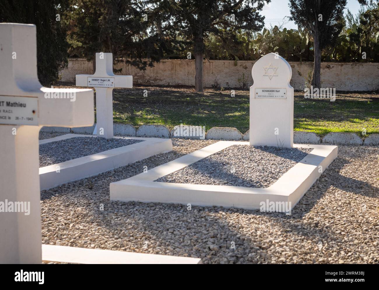 Rangées de tombes blanches avec pierres tombales croisées pour les soldats français libres dans le cimetière militaire français de la seconde Guerre mondiale à Takrouna, Tunisie. Banque D'Images