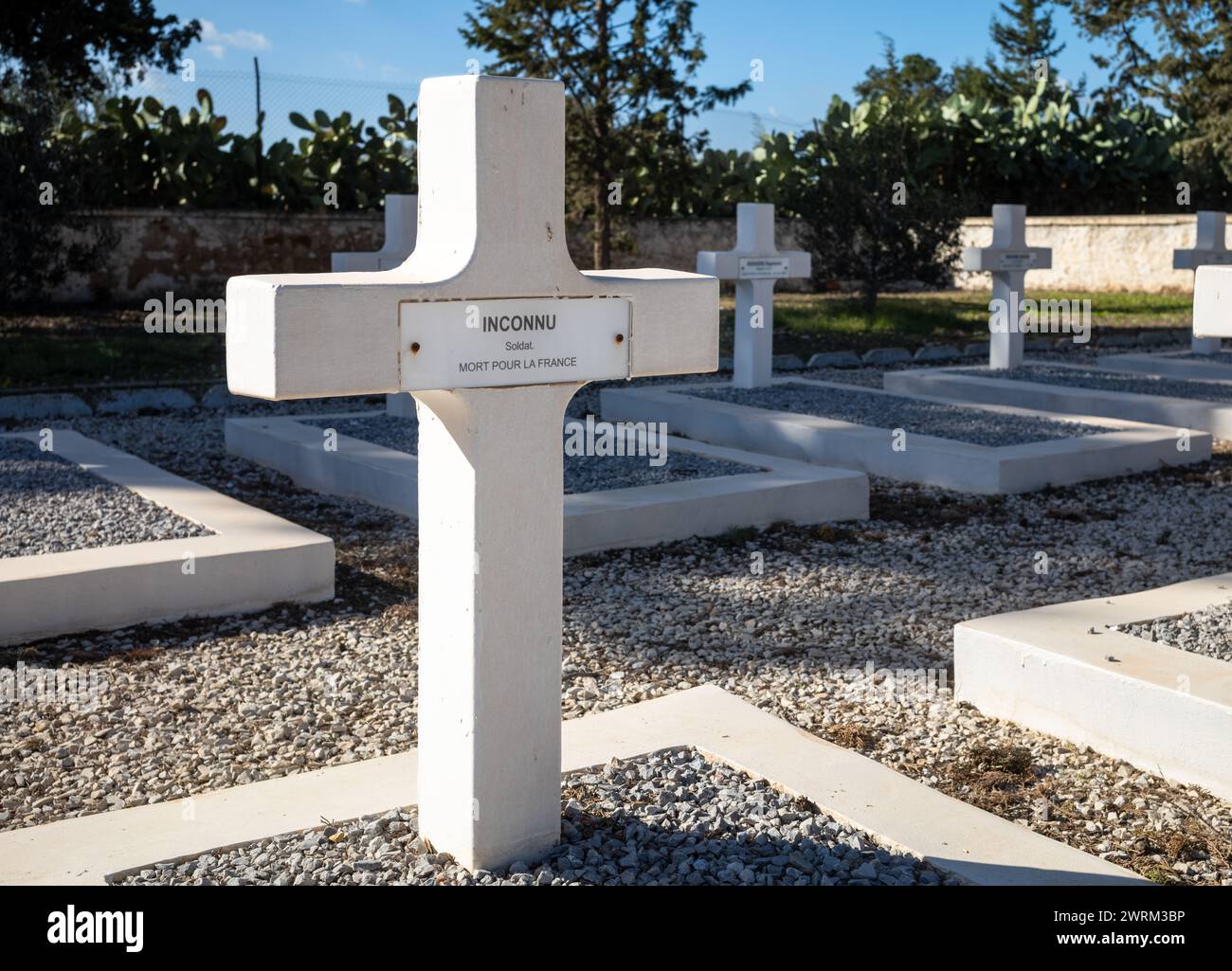 Tombe d'un soldat français libre inconnu dans le cimetière militaire français de la seconde Guerre mondiale à Takrouna, Tunisie. Banque D'Images