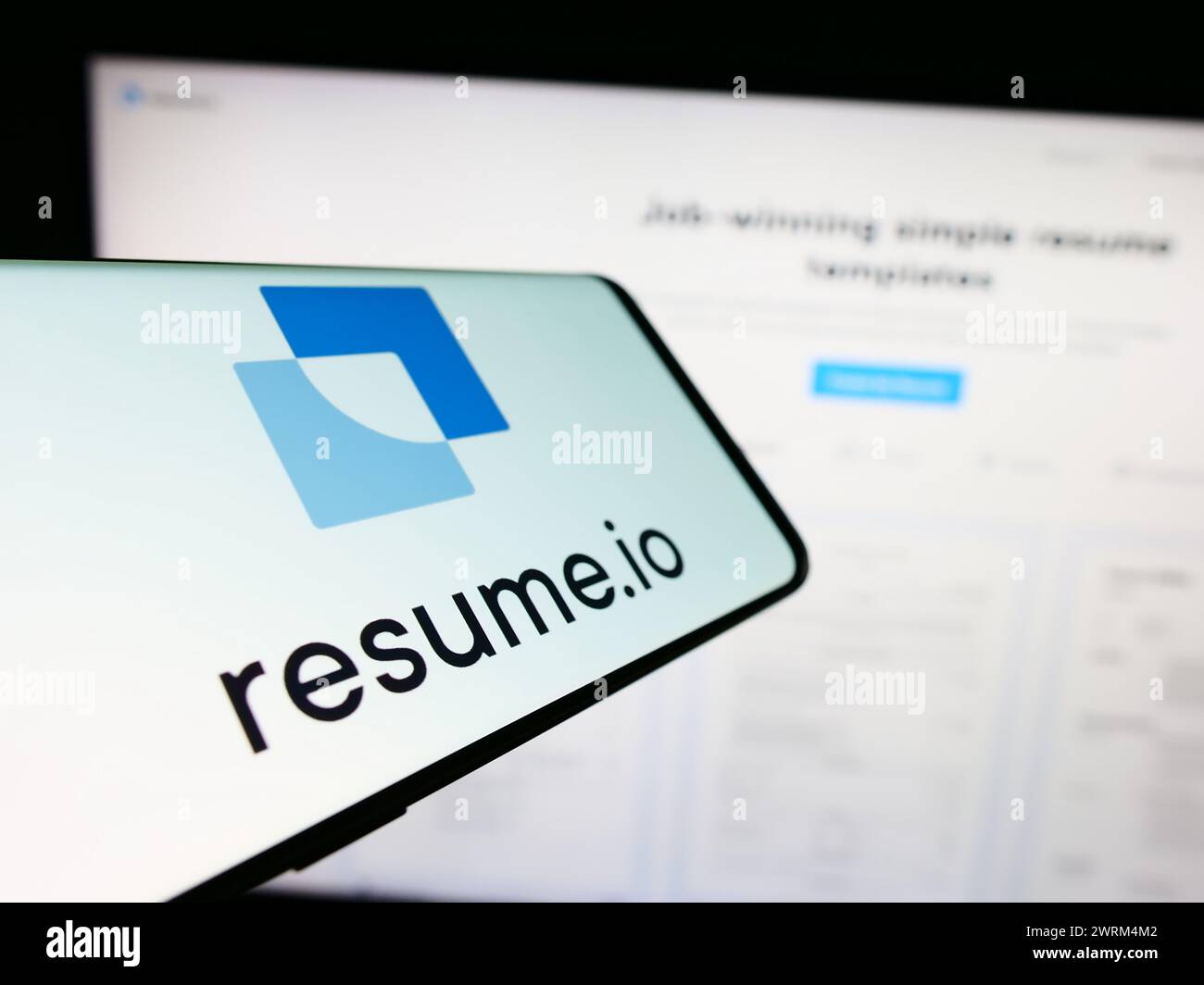 Smartphone avec le logo de la société néerlandaise de création de CV Resume.io devant le site Web de l'entreprise. Concentrez-vous sur le centre de l'écran du téléphone. Banque D'Images