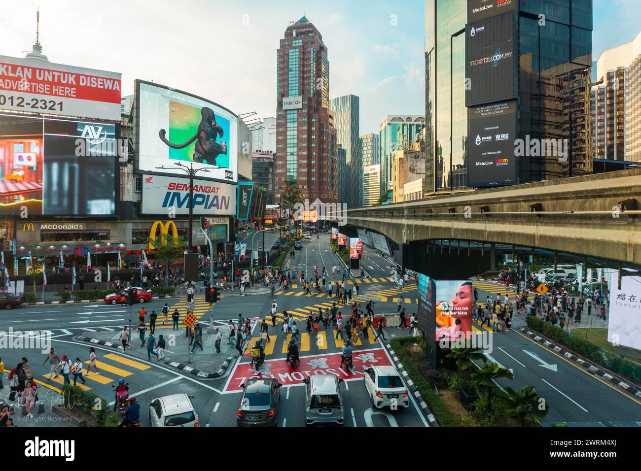 Kuala Lumpur, Malaisie - juin 16 2023 : la rue animée de Jalan Bukit Bintang à l'intersection de Bukit Bintang dans le centre-ville de Kuala Lumpur. Banque D'Images