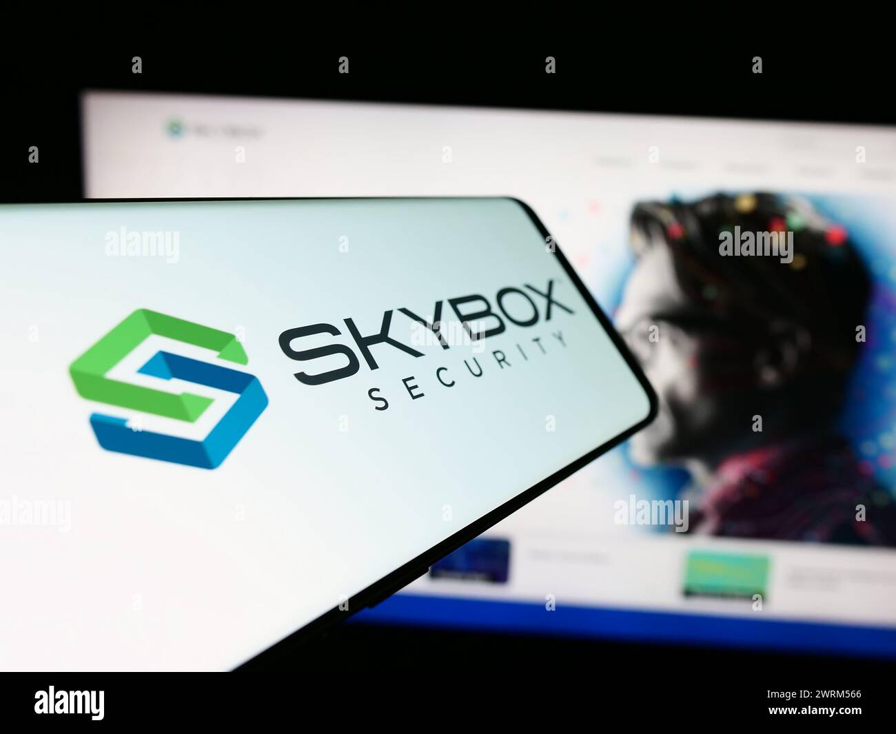 Smartphone avec le logo de la société de cybersécurité Amearican Skybox Security Inc en face du site Web de l'entreprise. Mettez l'accent sur le centre-gauche de l'écran du téléphone. Banque D'Images