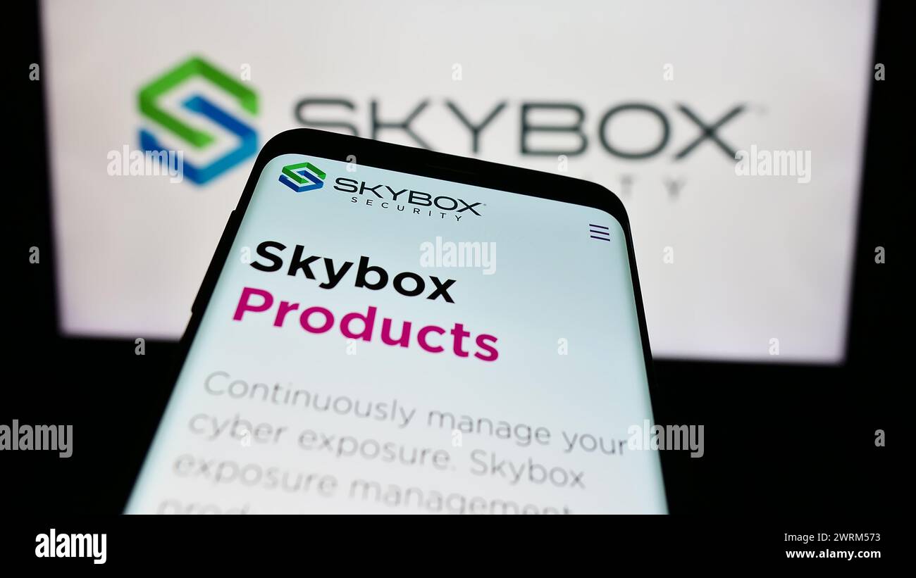 Téléphone portable avec le site Web de la société américaine de cybersécurité Skybox Security Inc devant le logo de l'entreprise. Concentrez-vous sur le coin supérieur gauche de l'écran du téléphone. Banque D'Images