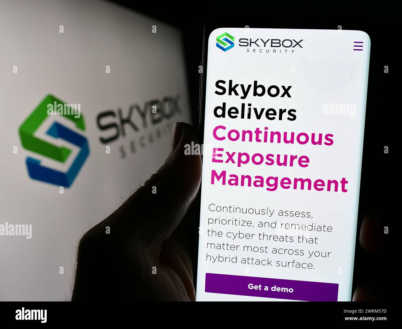 Personne tenant le téléphone portable avec la page Web de la société américaine de cybersécurité Skybox Security Inc devant le logo. Concentrez-vous sur le centre de l'écran du téléphone. Banque D'Images