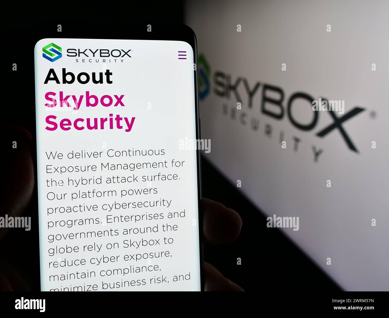 Personne tenant un smartphone avec la page Web de la société américaine de cybersécurité Skybox Security Inc devant le logo. Concentrez-vous sur le centre de l'écran du téléphone. Banque D'Images