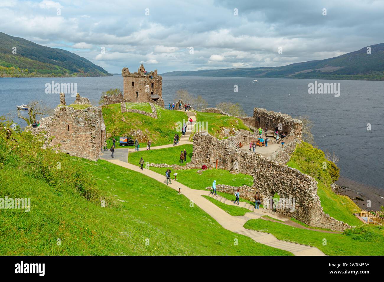 Loch Ness, Écosse, Royaume-Uni - 24 mai 2015 : vue aérienne des touristes visitant le château d'Urquhart à côté du lac Loch Ness. Visité pour la légende de Banque D'Images