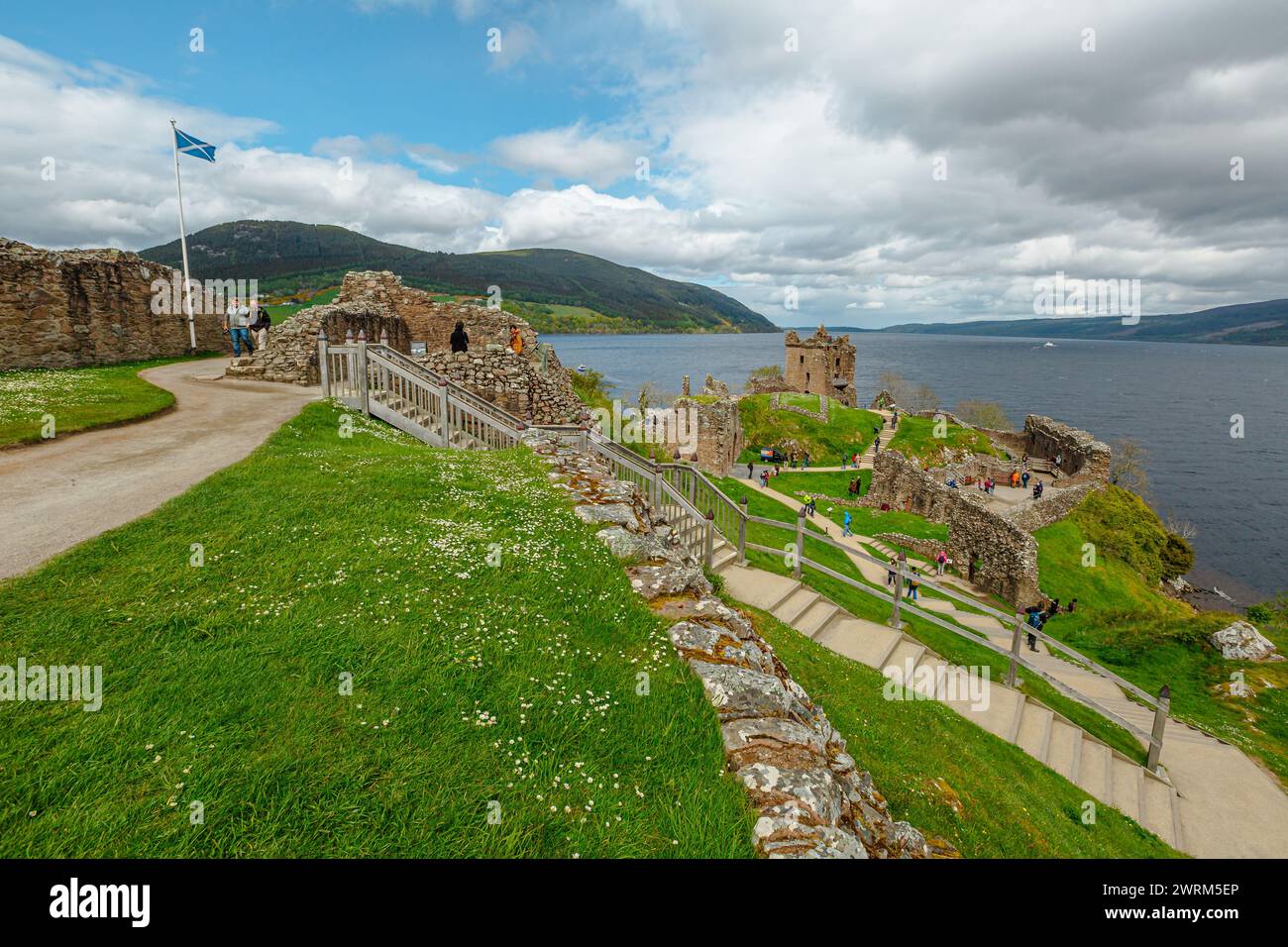 Loch Ness, Écosse, Royaume-Uni - 24 mai 2015 : touristes visitant le château d'Urquhart au bord du lac Loch Ness. Visité pour la légende du Loch Ness Banque D'Images
