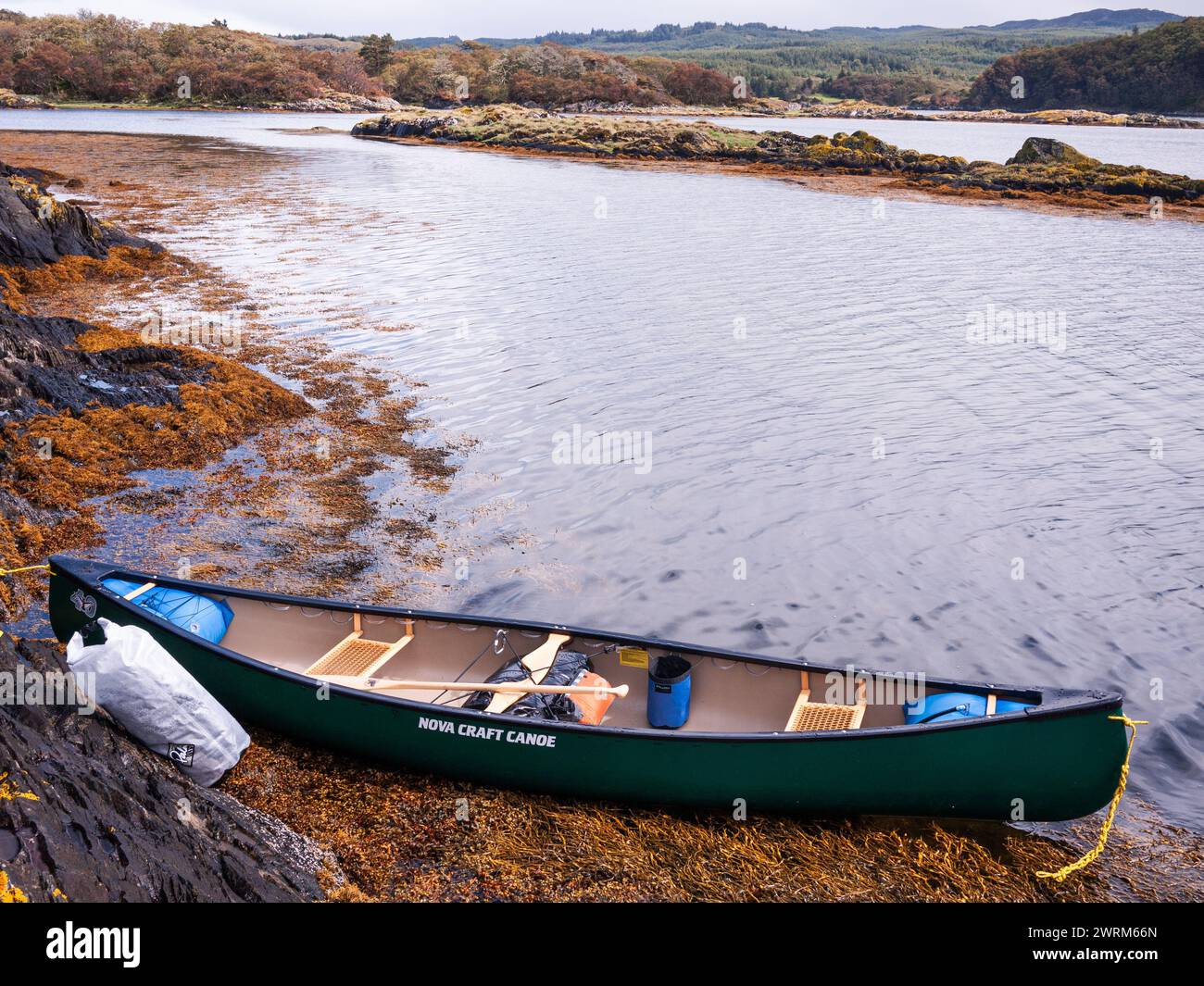 Open Canoeing on Loch Sween, Knapdale, Écosse, Royaume-Uni Banque D'Images