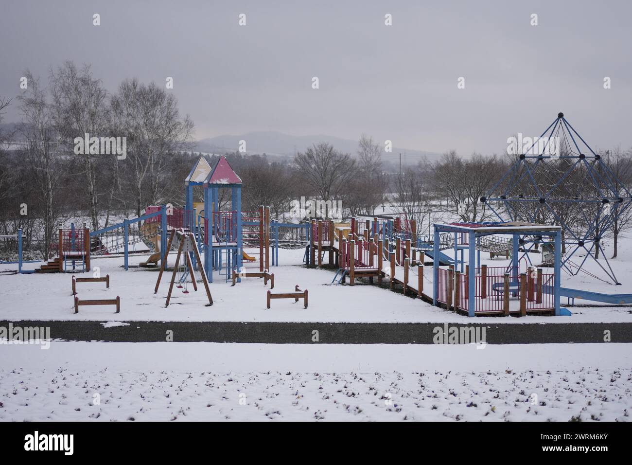 Un terrain de jeux dans un cadre hivernal enneigé Banque D'Images