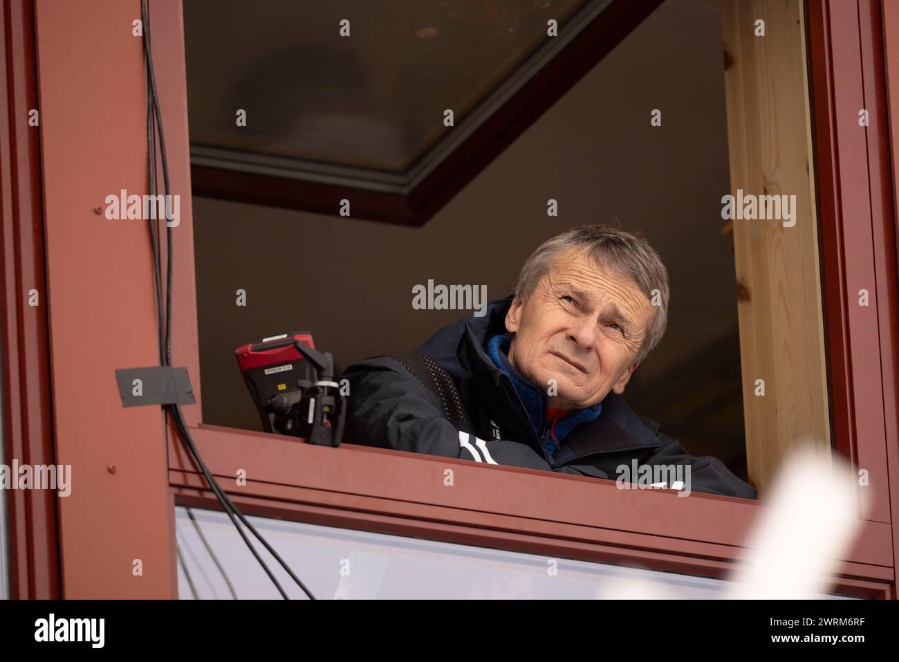 Trondheim 20240313.le représentant de la FIS Miran Tepes dans la qualification avant la Coupe du monde féminine de saut FIS à Granåsen à Trondheim. Photo : Geir Olsen / NTB Banque D'Images