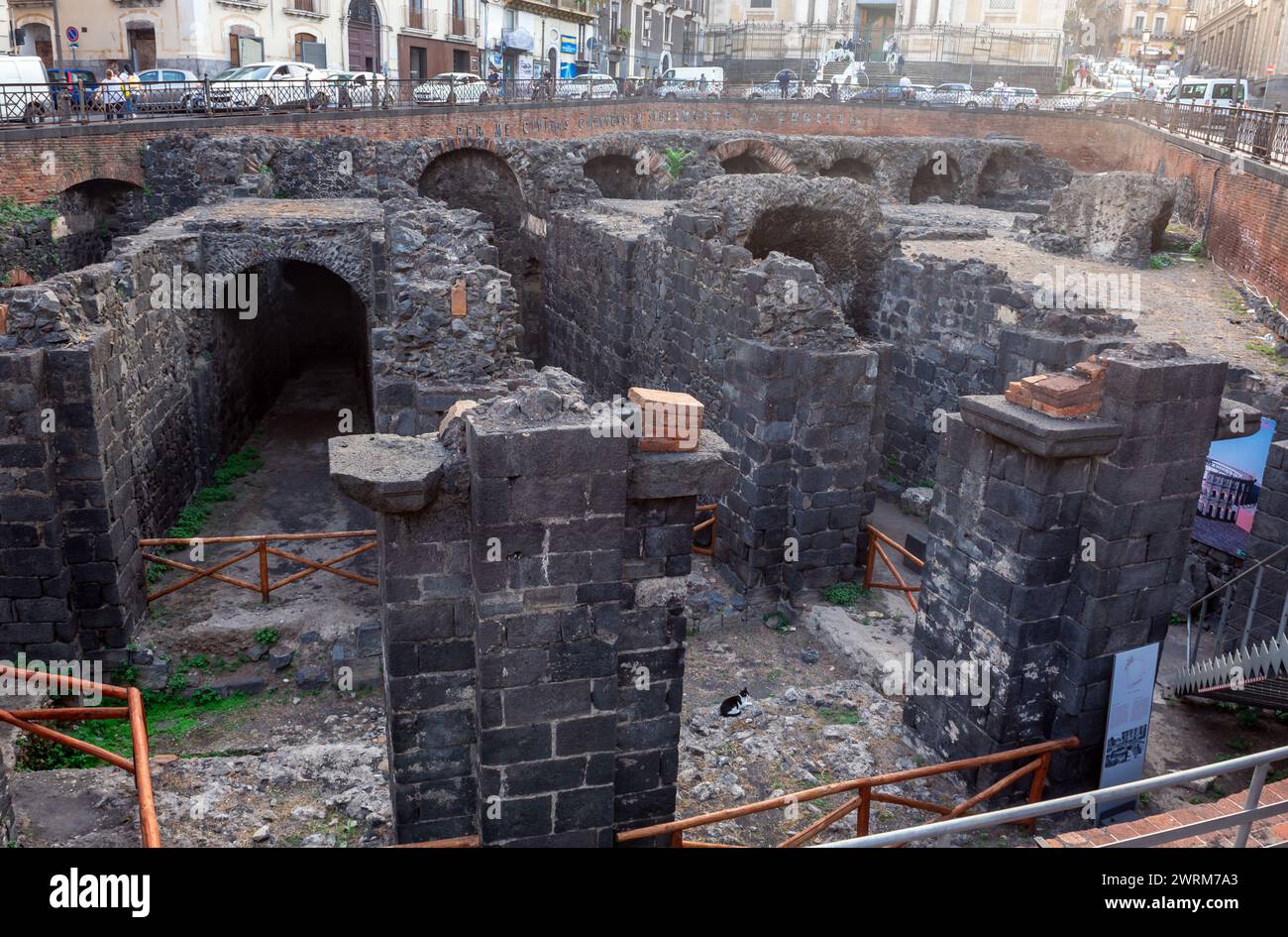 Ruines de l'amphithéâtre romain sur la Piazza Stesicoro dans la ville de Catane sur l'île de Sicile, Italie Banque D'Images