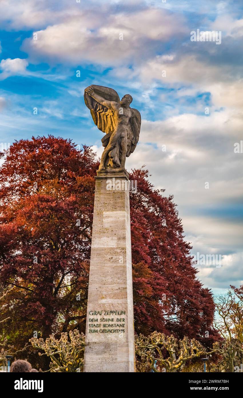 Belle vue sur le monument Graf Zeppelin à Constance (Constance) par le lac de Constance (Bodensee) situé au port. Sur le piédestal, il est écrit : « en... Banque D'Images