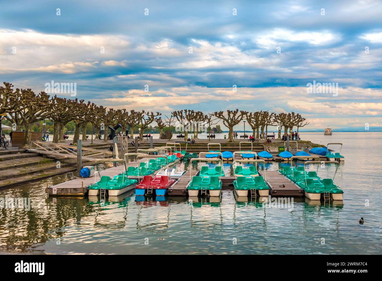Belle vue sur le Gondelehafen, petit port pour la location de pédales et de bateaux à moteur électrique, situé dans le parc Stadtgarten de Constance (Constance),... Banque D'Images