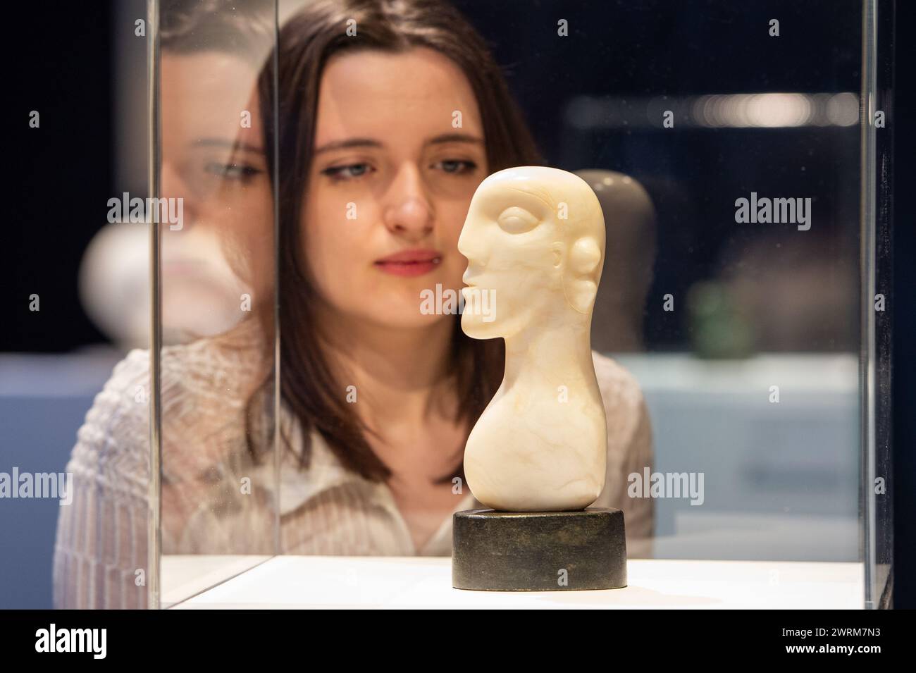 Londres, Angleterre, Royaume-Uni. 13 mars 2024. Christie's Staff se tient aux côtés de Henry Moore's Head (Credit image : © Thomas Krych/ZUMA Press Wire) USAGE ÉDITORIAL SEULEMENT! Non destiné à UN USAGE commercial ! Banque D'Images