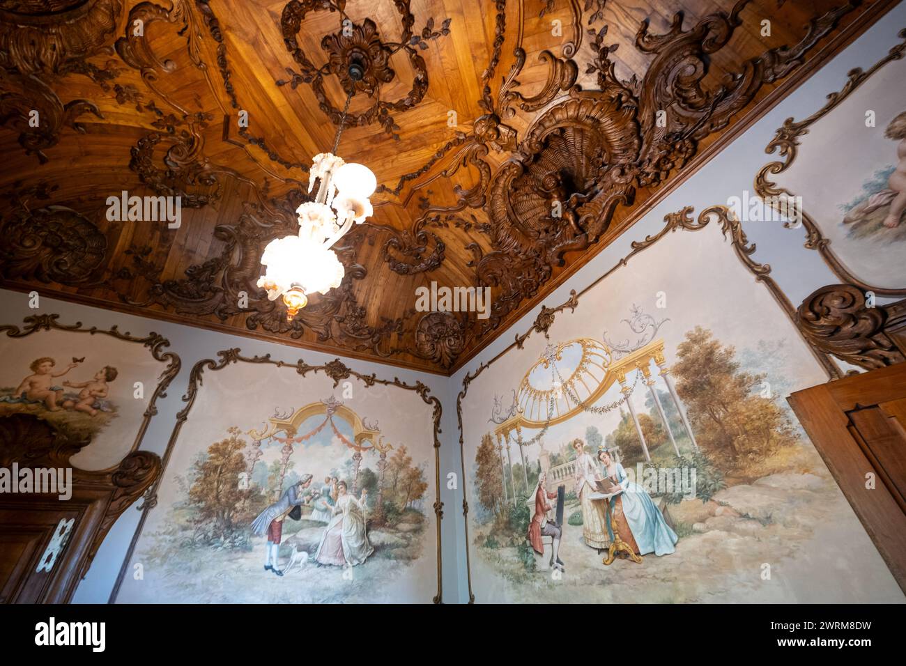 Salle de musique dans le palais Quinta da Regaleira, intérieur inspiré par le style rocaille à Sintra, Portugal. Banque D'Images