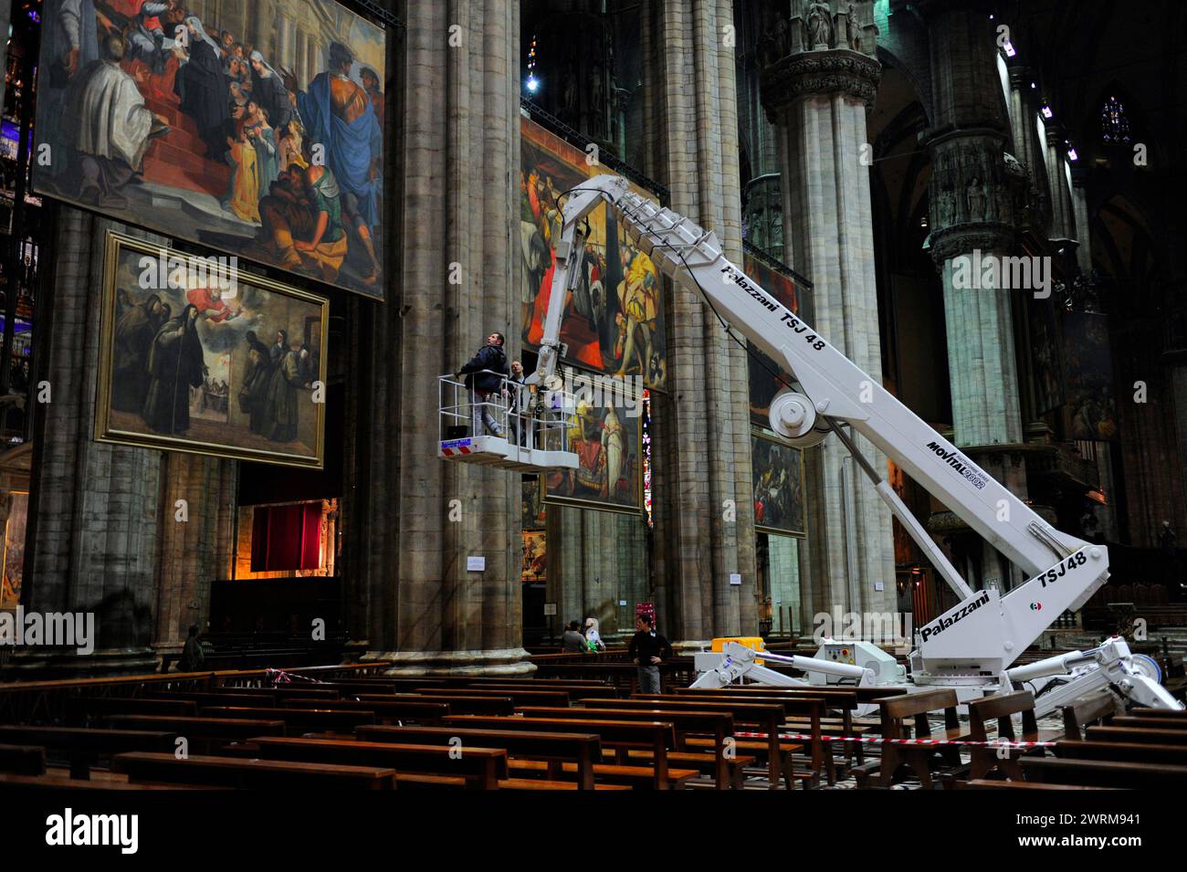 Travaux de restauration de peinture avec une grue à l'intérieur de la cathédrale de Milan Art restauré Duomo Milano peint des peintures anciennes Banque D'Images