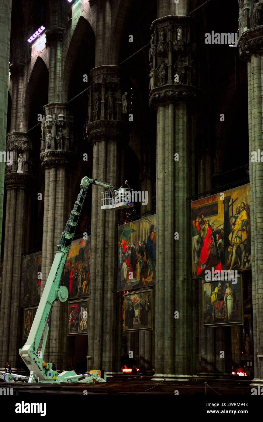 Travaux de restauration de peinture avec une grue à l'intérieur de la cathédrale de Milan Art restauré Duomo Milano peint des peintures anciennes Banque D'Images