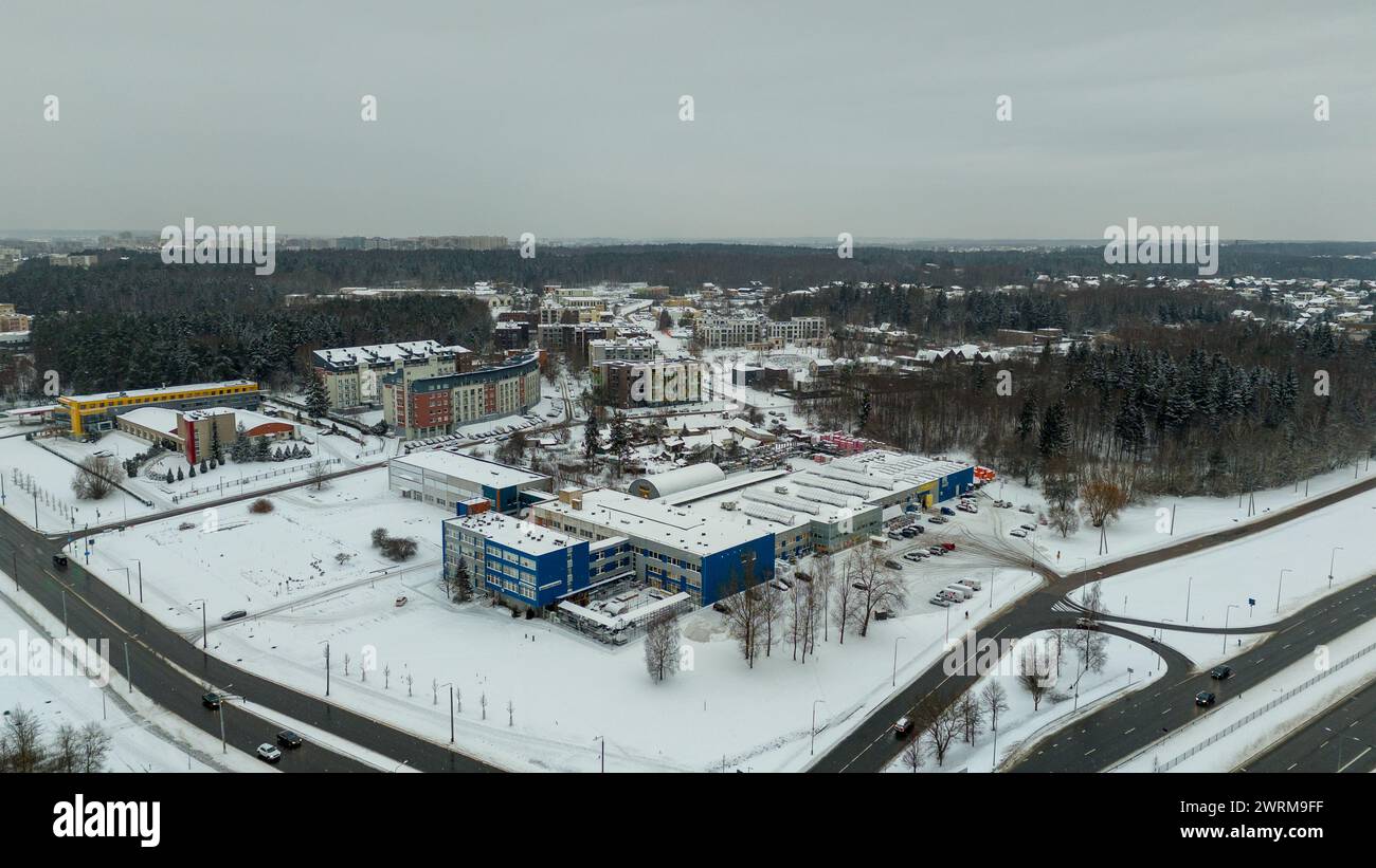 Photographie par drone de paysage urbain couvert par la neige pendant la journée nuageuse d'hiver Banque D'Images