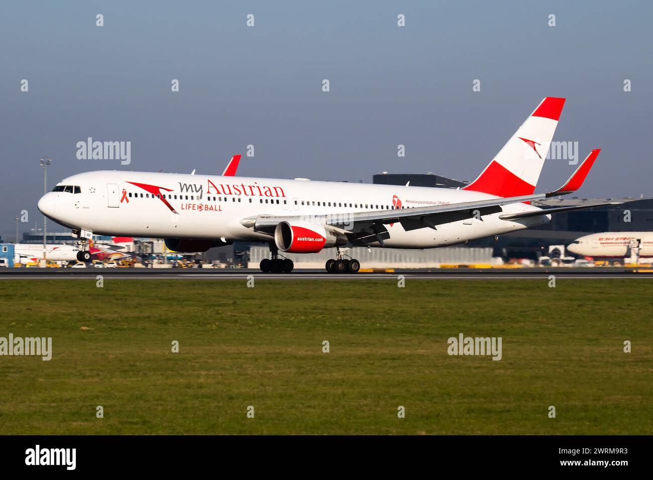 Vienne / Autriche - 18 avril 2019 : autocollant spécial d'Austrian Airlines Boeing 767-300 OE-LAY arrivée et atterrissage à Vienna International Banque D'Images