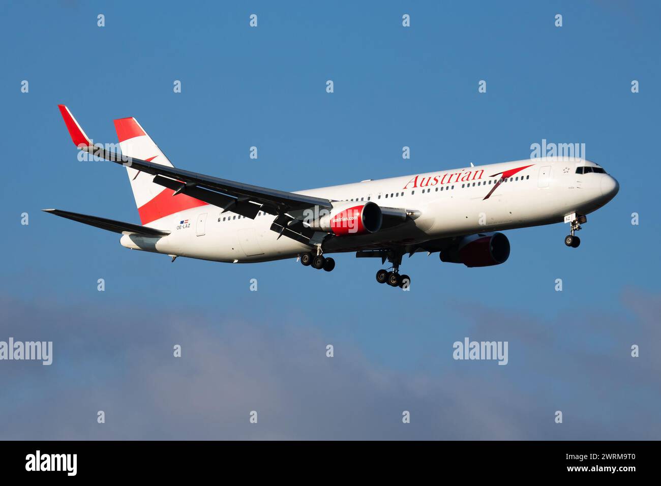 Vienne, Autriche - 6 avril 2018 : arrivée et atterrissage d'un Boeing 767-300 OE-LAZ d'Austrian Airlines à l'aéroport de Vienne Banque D'Images