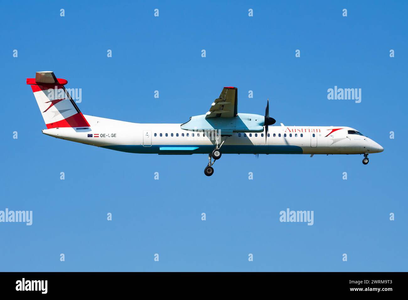 Vienne, Autriche - 13 mai 2018 : Austrian Airlines Bombardier DHC-8 Q400 OE-LGE arrivée et atterrissage à l'aéroport de Vienne Banque D'Images