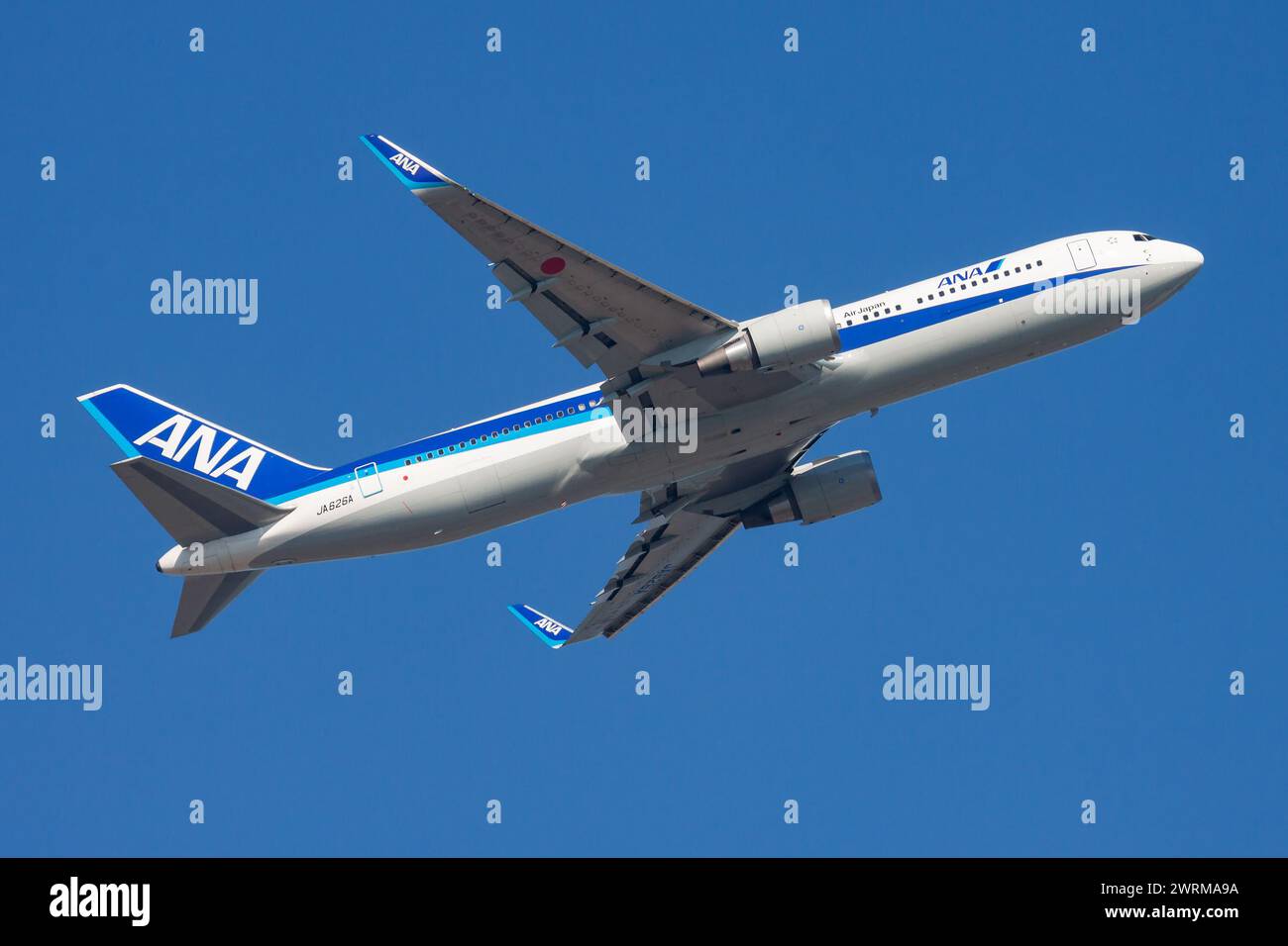 Hong Kong / Chine - 1 décembre 2013 : All Nippon Airways Boeing 767-300 JA626A départ de l'avion passager et décollage à Hong Kong Chek Lap Kok Airpor Banque D'Images