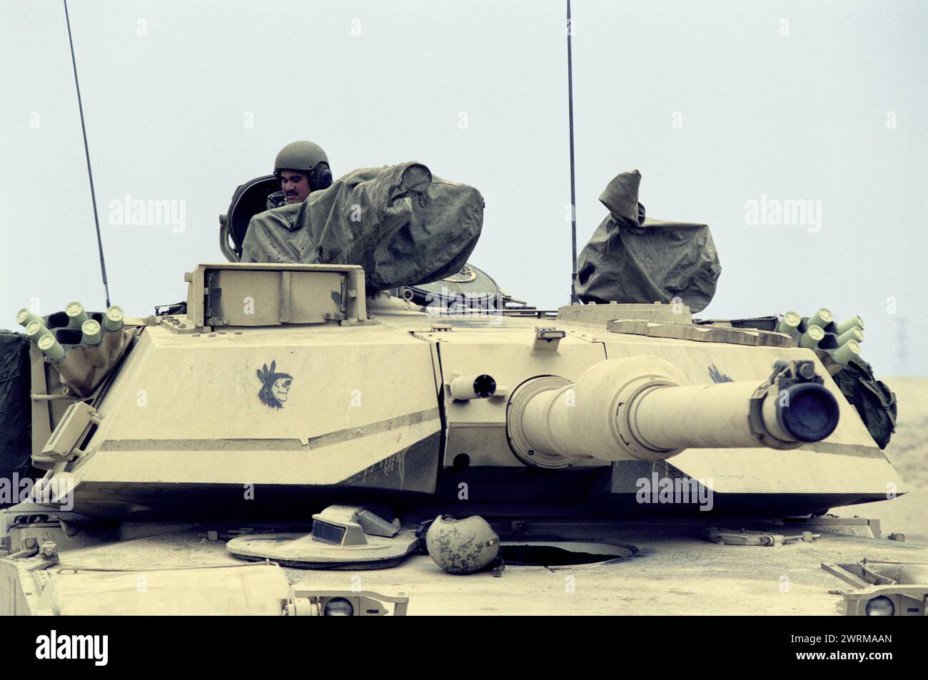 23 mars 1991 un soldat de l'armée américaine dans son réservoir de M1Abrams, stationné dans le désert dans le nord du Koweït. Banque D'Images