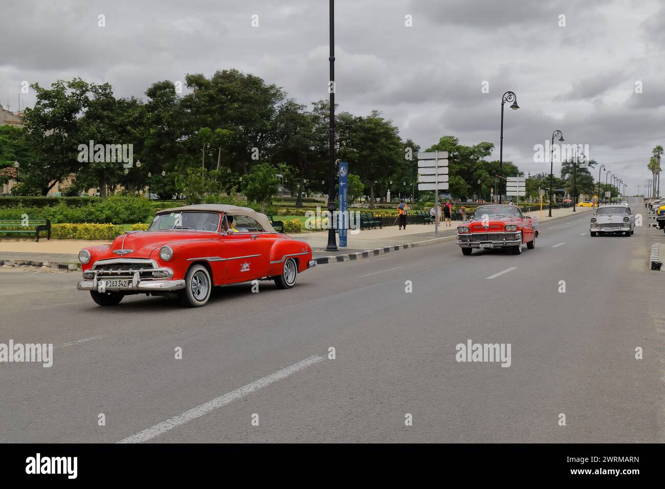 063 Chevrolet rouges de 1952-56 et Buick grise de 1958 voitures classiques américaines -almendron, char de yank- sur Avenida del Puerto-Port Avenue. La Havane-Cuba. Banque D'Images