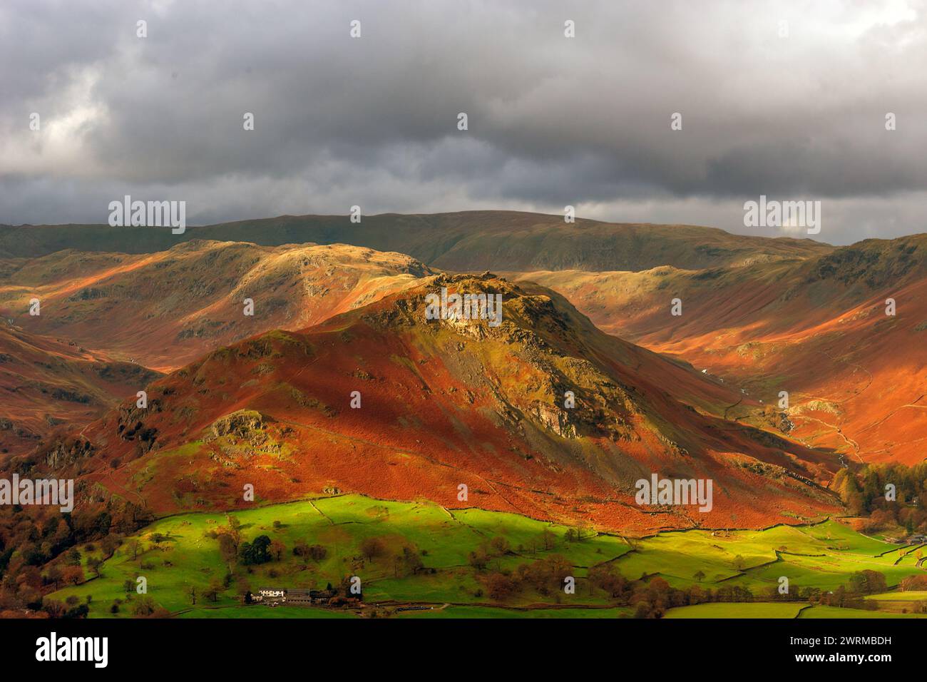 Helm Crag vu de Heron Pike au-dessus de Grasmere, Cumbria Banque D'Images