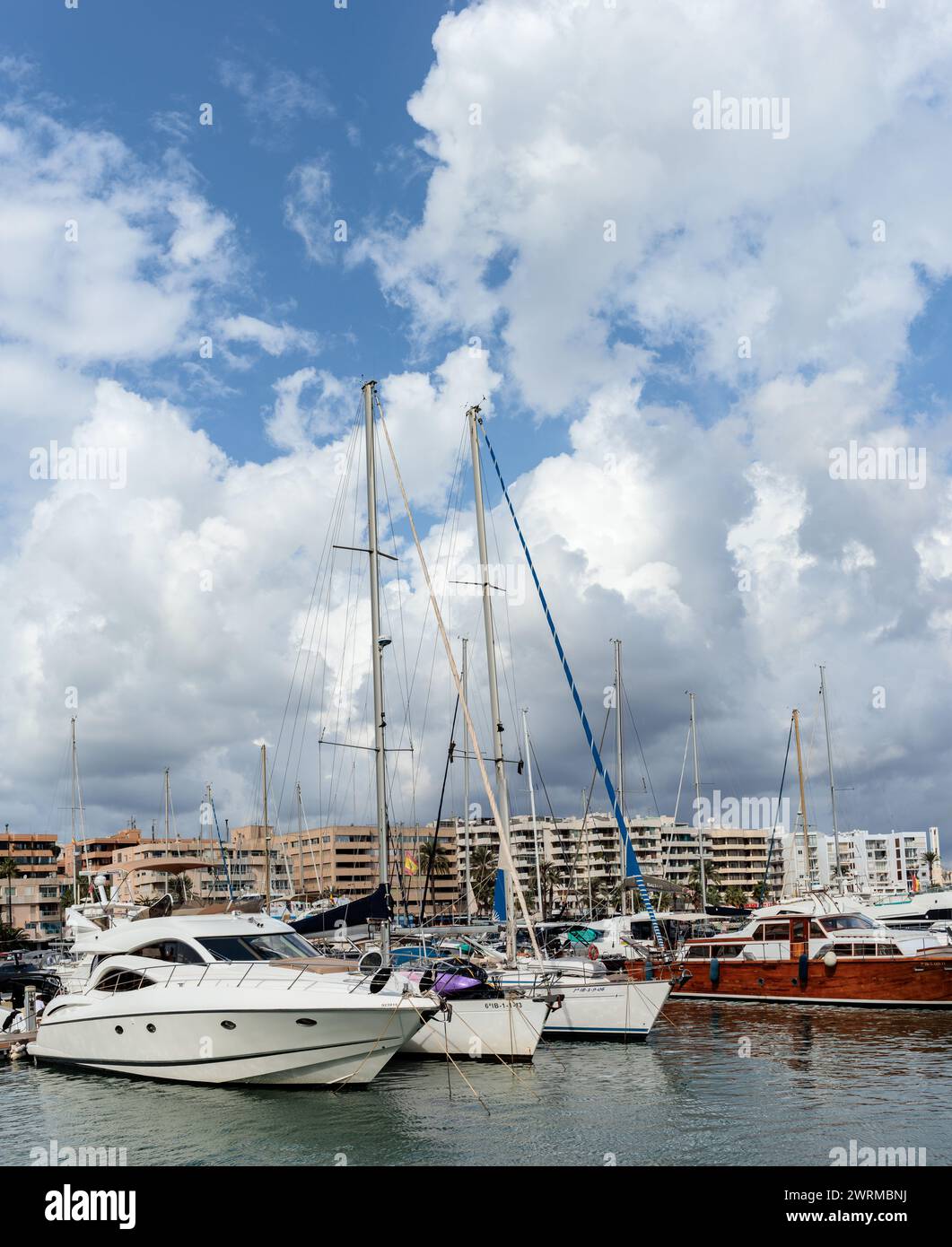 Le front de mer au port d'Ibiza sur la mer Méditerranée Banque D'Images