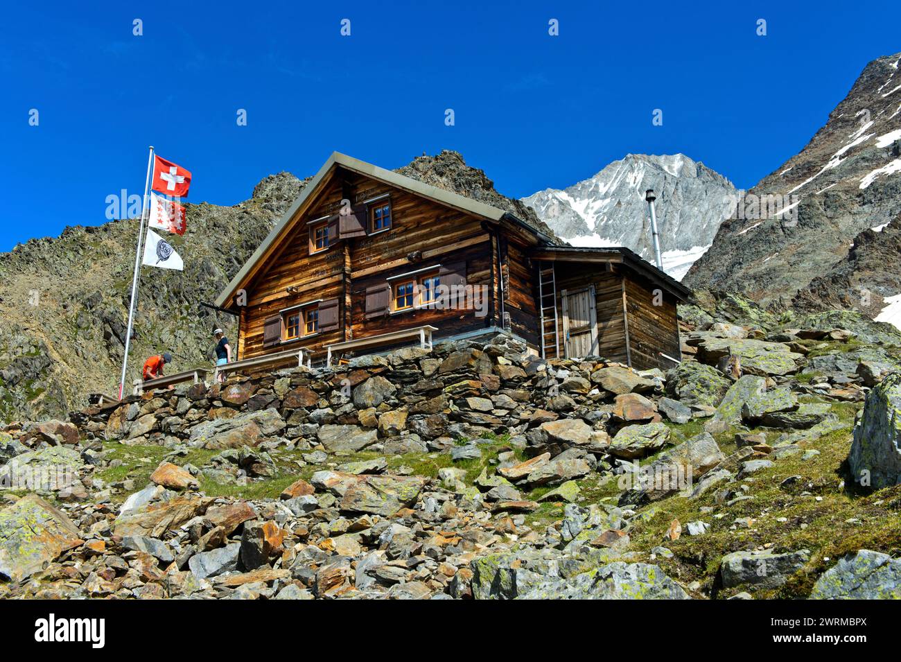 Cabane de montagne Bietschhornhütte de l'Academic Alpine Club Bern AACB, sommet Bietschhorn derrière, Lötschental, Valais, Suisse Banque D'Images
