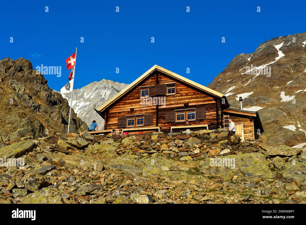 Cabane de montagne Bietschhornhütte de l'Academic Alpine Club Bern AACB, sommet Bietschhorn derrière, Lötschental, Valais, Suisse Banque D'Images