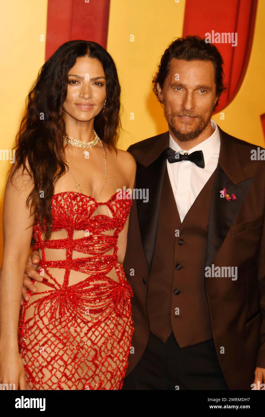 Beverly Hills, Californie, États-Unis. 10 mars 2024. Camila Alves et Matthew McConaughey assistent à la Vanity Fair Oscar Party 2024 organisée par Radhika Jones au Wallis Annenberg Center for the Performing Arts le 10 mars 2024 à Beverly Hills, Californie. Crédit : Jeffrey Mayer/Media Punch/Alamy Live News Banque D'Images