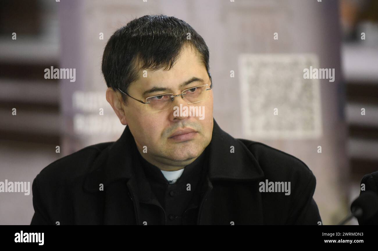 KYIV, UKRAINE - 12 MARS 2024 - Docteur en théologie, recteur de préparé Nicholas Parish à Kiev le Père Pavlo Vyshkovskyi est photographié pendant la conférence de presse '50 jours jusqu'au retour de la réunion Nicolas Eglise à la paroisse ', Kiev, capitale de l'Ukraine. Banque D'Images