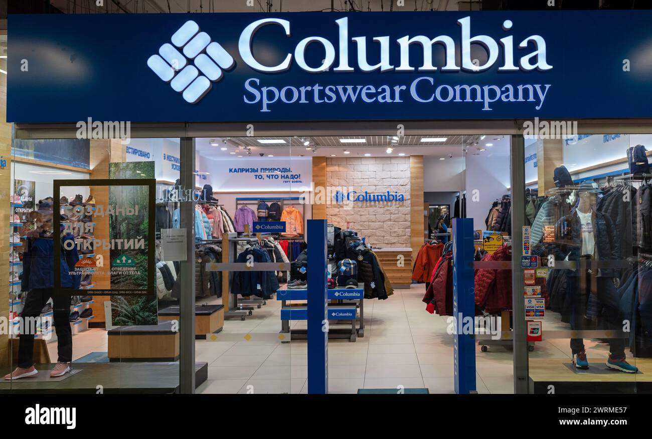Columbia Sportswear Company magasin de détail de vêtements et logo de la marque. Minsk, Biélorussie - 13 mars 2024 Banque D'Images