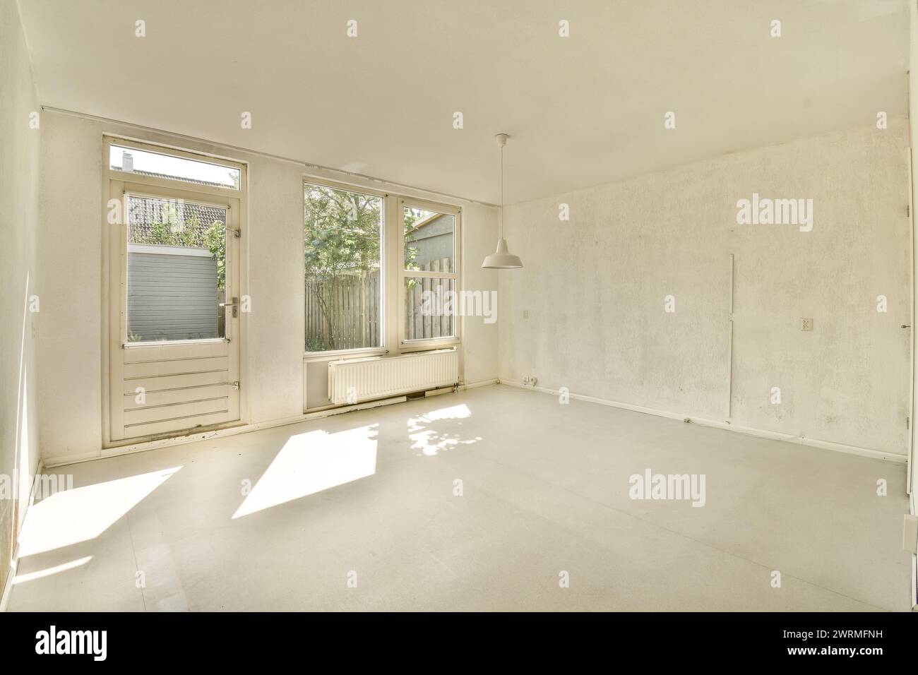 le salon d'une maison vide avec des murs blancs Banque D'Images