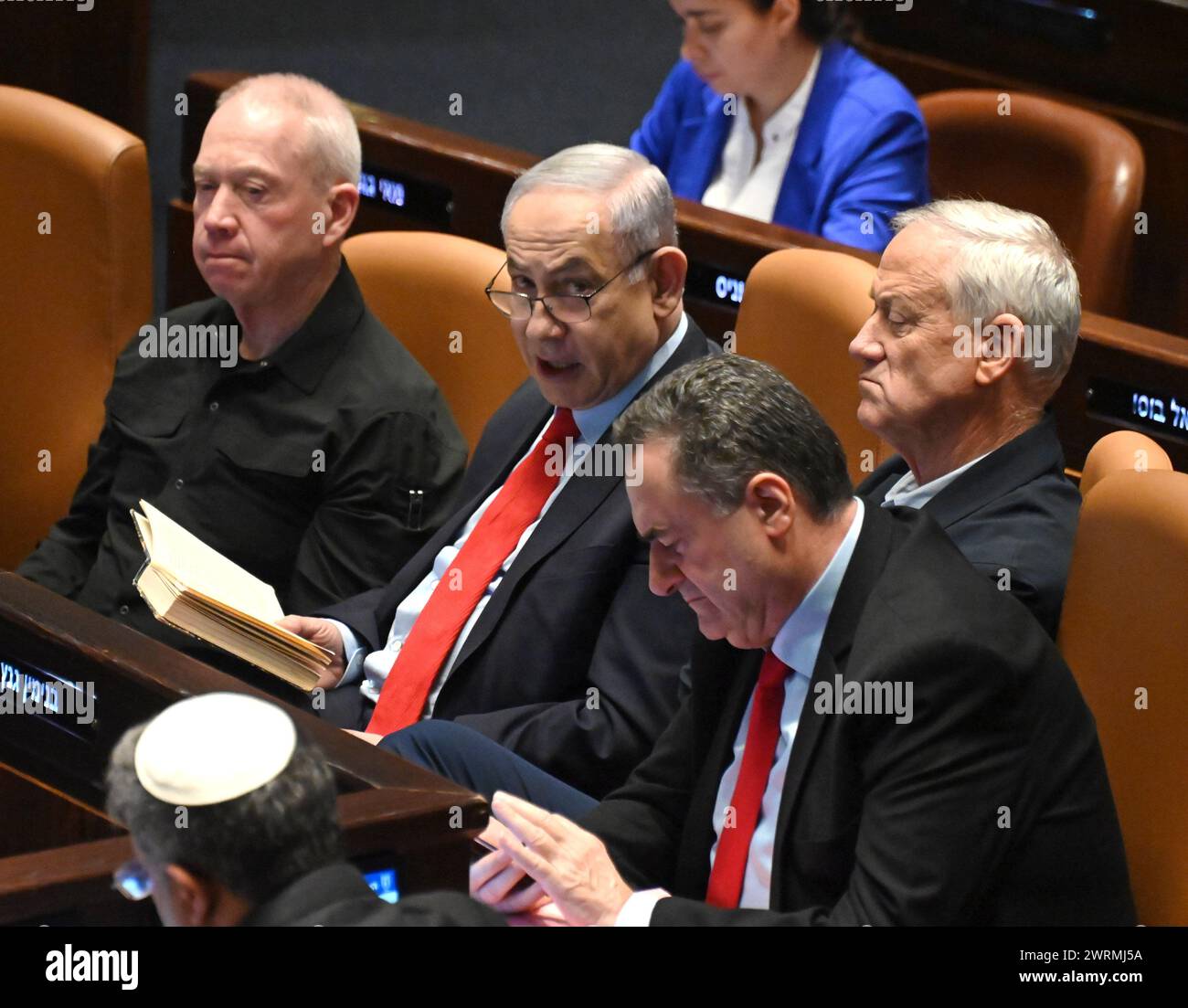 Jérusalem, Israël. 13 mars 2024. C) le premier Ministre israélien Benjamin Netanyahou siège avec l) le défenseur Yoav Gallant et l) Benny Gantz, membre du cabinet de guerre, à la Knesset, au parlement, à Jérusalem, mercredi 13 mars 2024. Photo de Debbie Hill/ crédit : UPI/Alamy Live News Banque D'Images