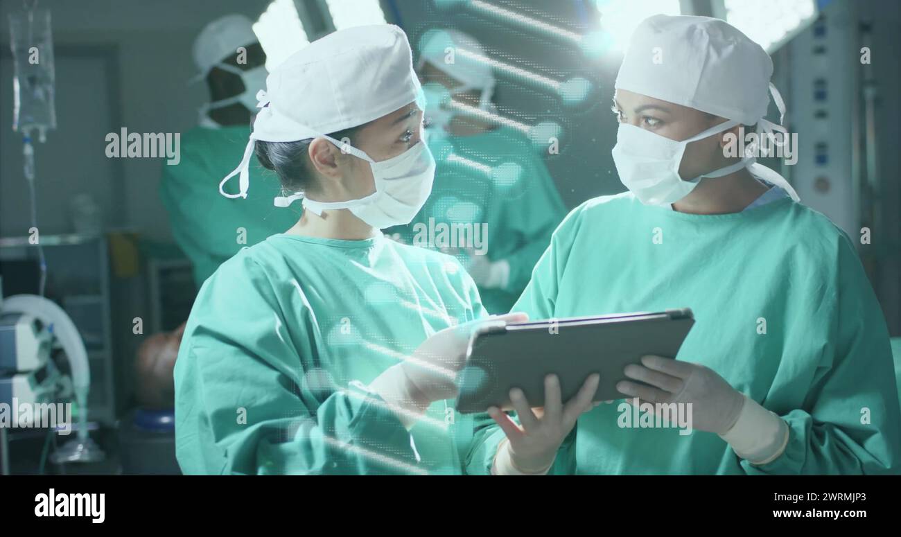 Image du brin d'adn sur divers chirurgiens hospitalisés Banque D'Images