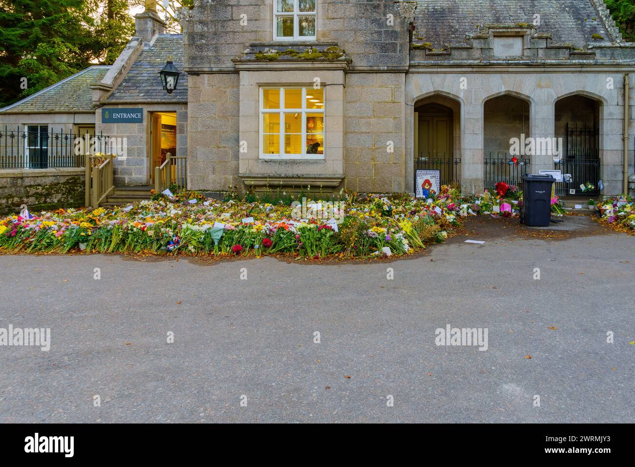 Balmoral, Royaume-Uni - 06 octobre 2022 : fleurs à l'entrée du château de Balmoral, après la mort de la reine Elizabeth II, Aberdeenshire, Écosse, Royaume-Uni Banque D'Images