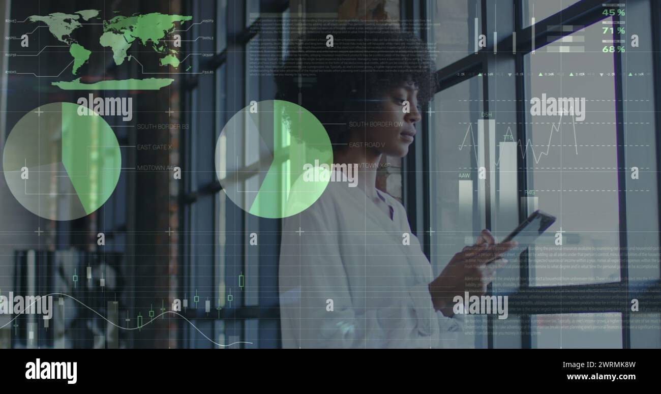 Image de l'interface numérique sur la femme biraciale utilisant la technologie Banque D'Images