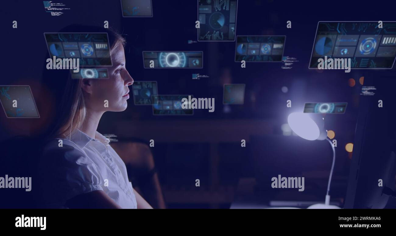 Image des oscilloscopes scannant et le traitement des données sur la femme à l'aide de l'ordinateur Banque D'Images