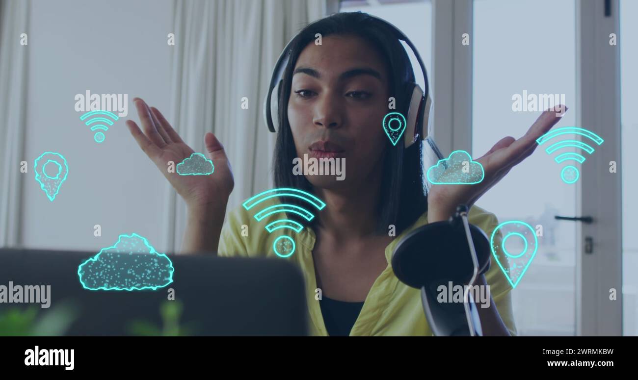 Image des icônes cloud et wifi, traitement des données sur le vlogging féminin Banque D'Images