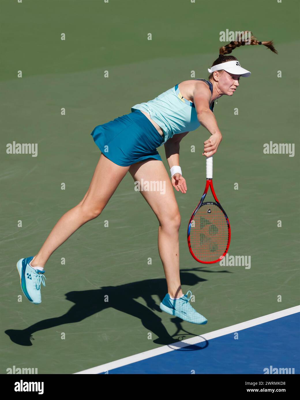 Elena Rybakina (KAZ) en action aux Championnats de tennis Duty Free de Dubaï 2024, Dubaï, U.A.E. Banque D'Images