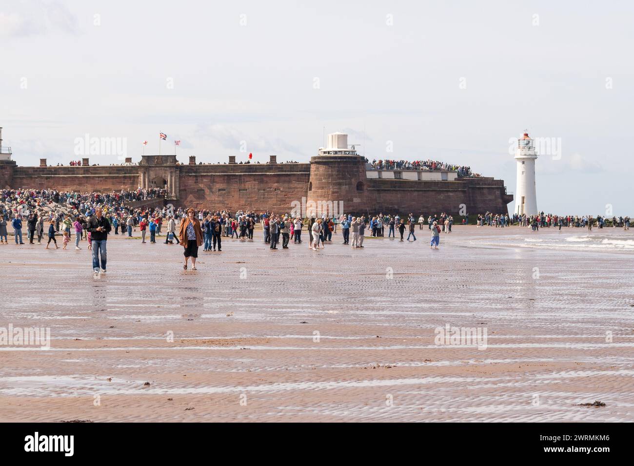 Les gens regardant les grands voiliers courir quitter Liverpool en 2008 Banque D'Images