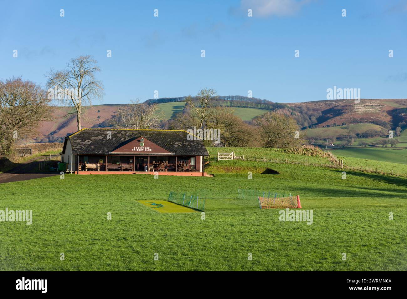 Pavillon et terrain du Stogumber Cricket Club sous les collines Quantock, Somerset, Angleterre. Banque D'Images