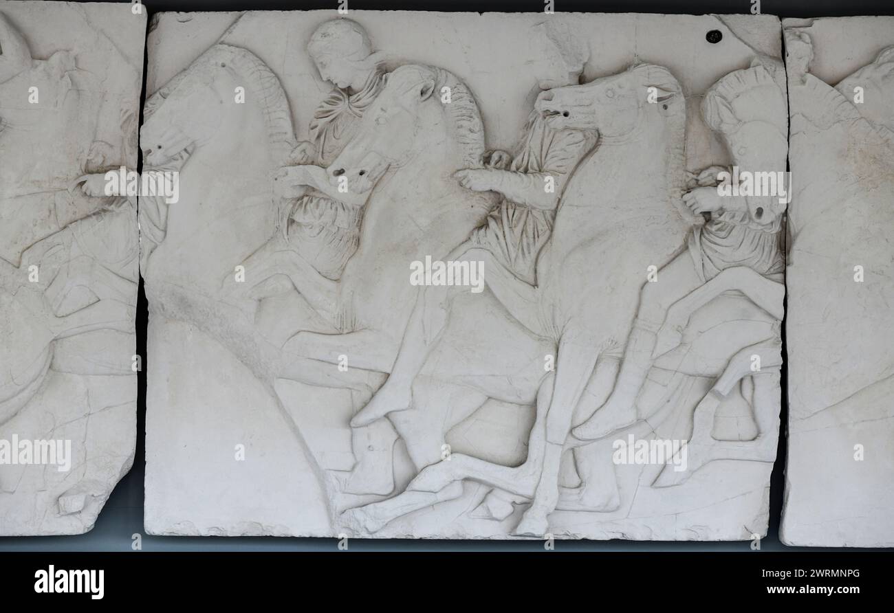 Musée de l'Acropole : sculpture en relief de cavaliers, de la frise du Parthénon. Athènes. Grèce Banque D'Images