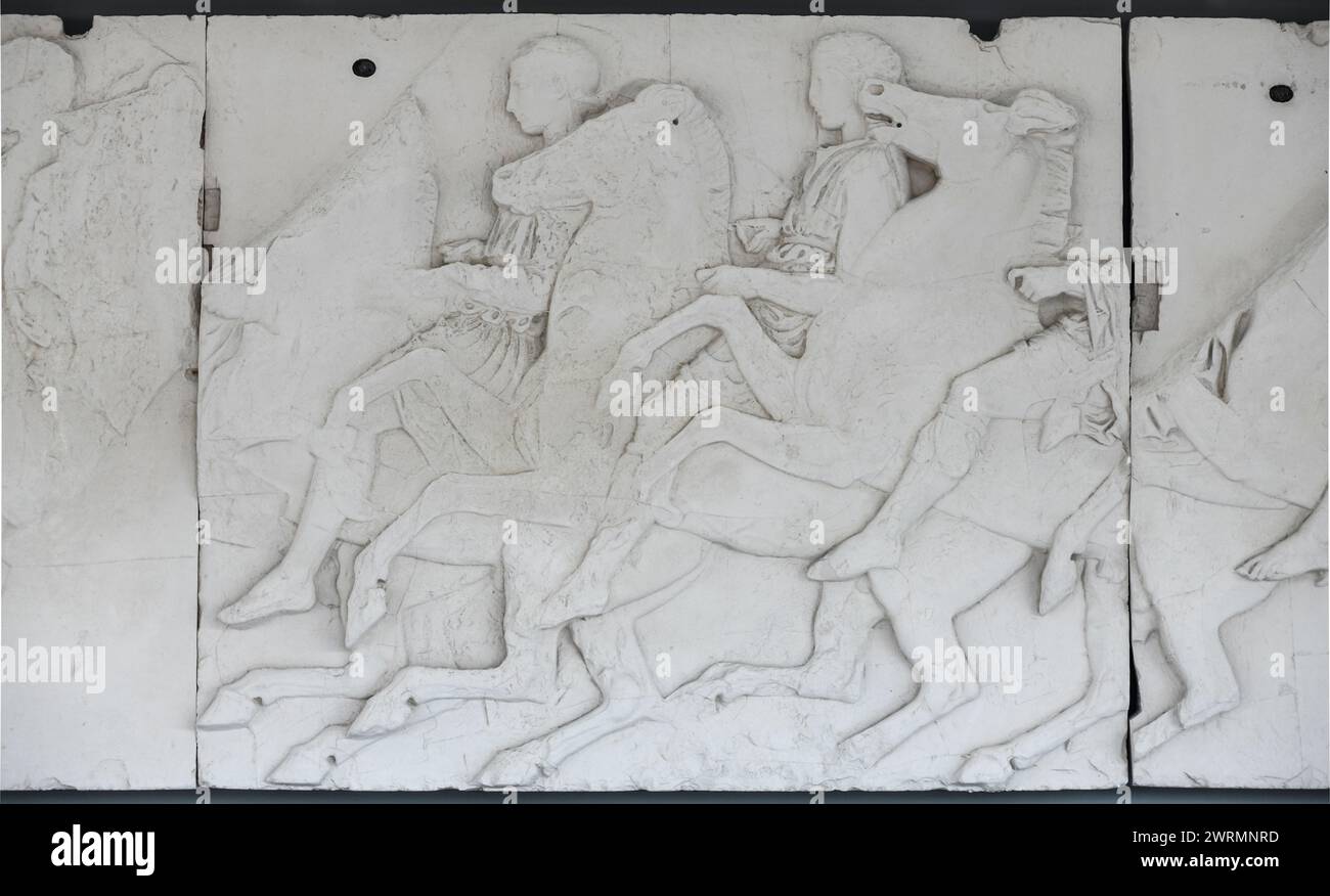 Musée de l'Acropole : sculpture en relief de cavaliers, de la frise du Parthénon. Athènes. Grèce Banque D'Images