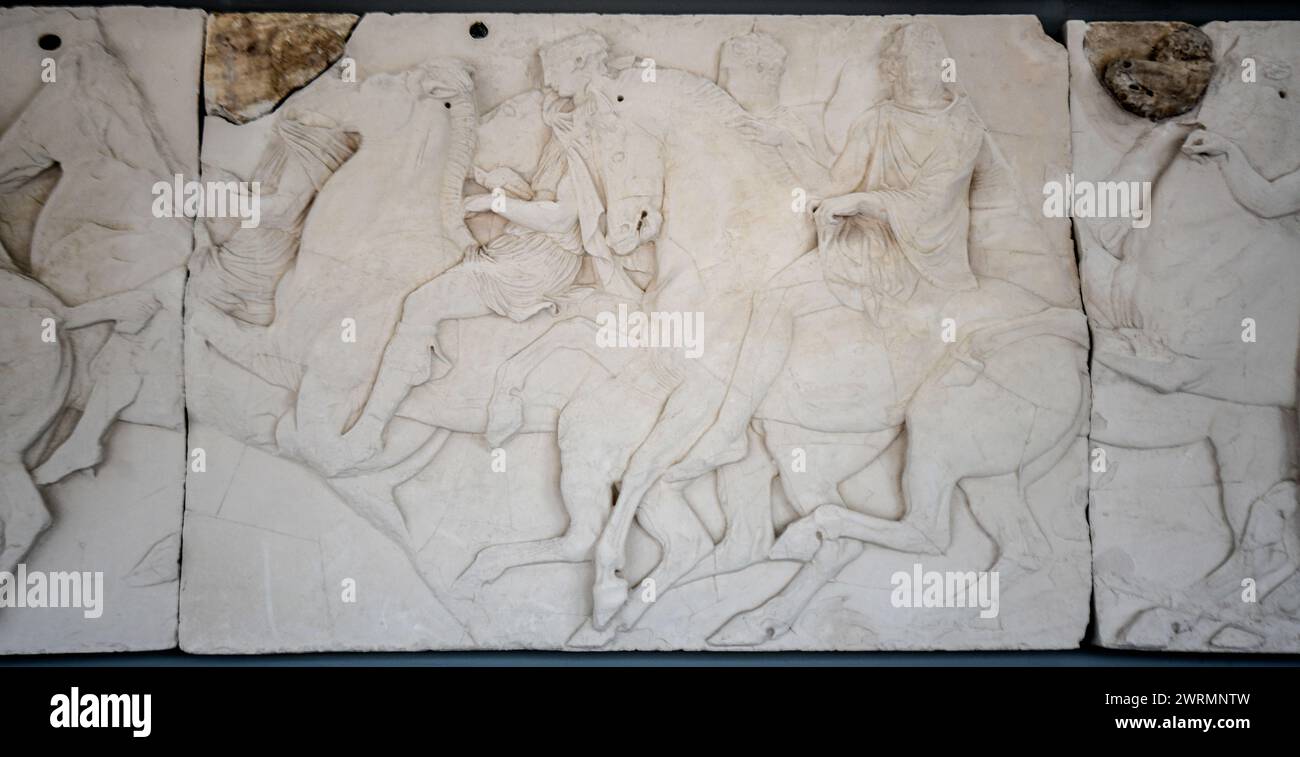 Musée de l'Acropole : sculpture en relief de cavaliers, de la frise du Parthénon. Athènes. Grèce Banque D'Images
