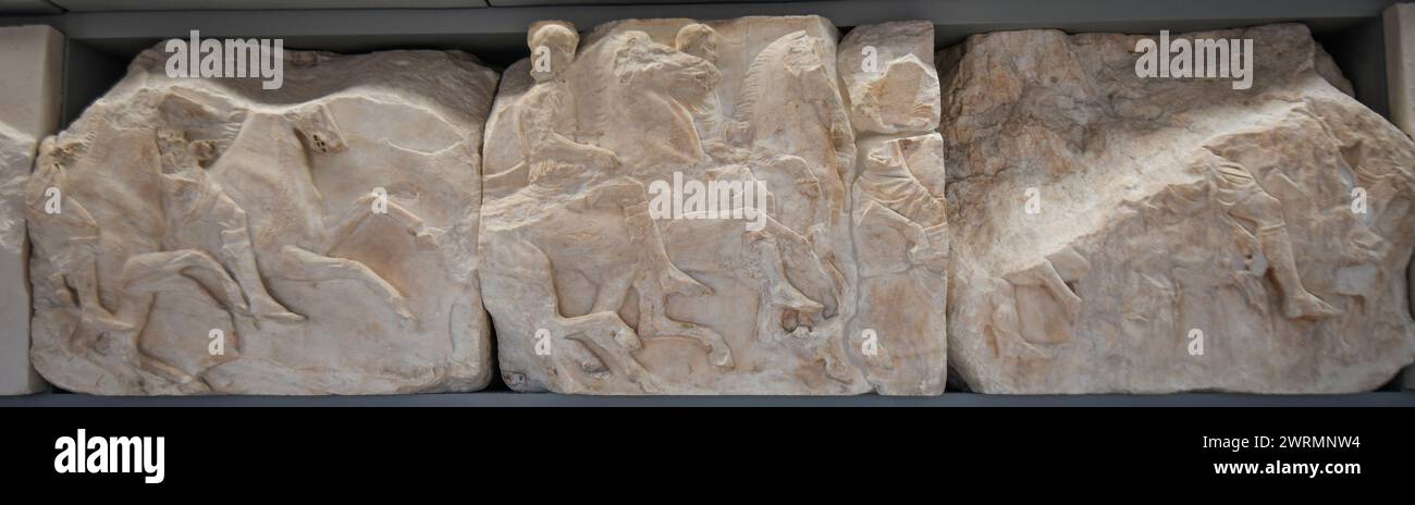 Musée de l'Acropole : sculpture en relief de cavaliers, de la frise du Parthénon. Athènes. Grèce Banque D'Images